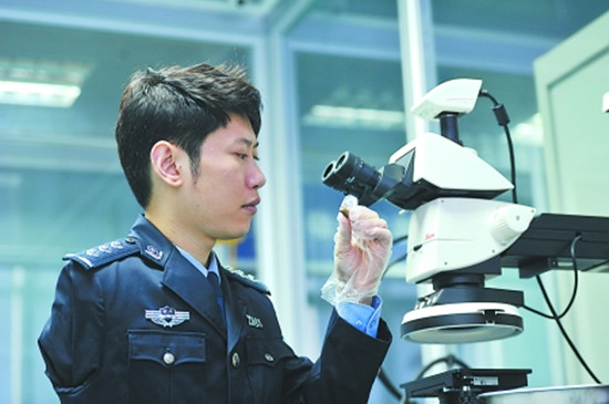 独臂刑警陈冰:模范践行十九大精神 做温暖他人的灯(图片来源:新华网) 独臂刑警陈冰:模范践行十九大精神 做温暖他人的灯(图片来源:新华网)