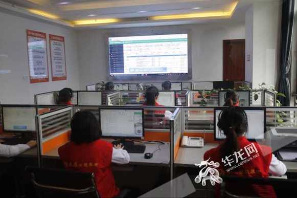 在渝州路街道的禾康智慧养老中心，工作人员值守在呼叫中心，为老人们提供服务。