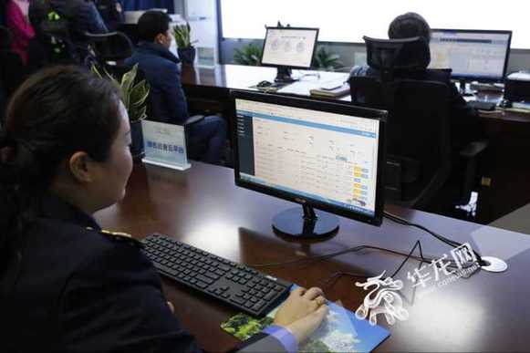 在渝州路街道的禾康智慧养老中心，工作人员值守在呼叫中心，为老人们提供服务。