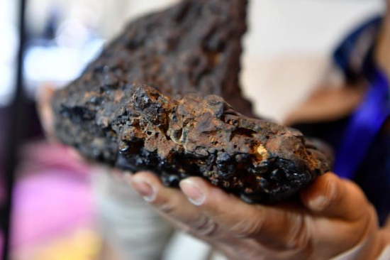 “香格里拉陨石”现身成都 专家回应:假的 “香格里拉陨石”现身成都 专家回应:假的