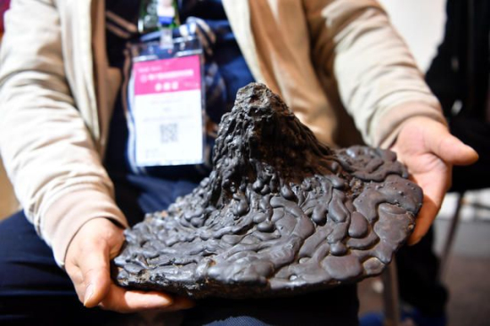 “香格里拉陨石”现身成都 专家回应:假的 “香格里拉陨石”现身成都 专家回应:假的