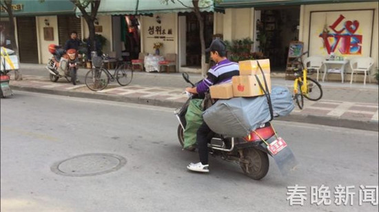 昆明快递小哥连车带货被偷