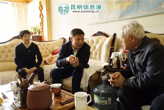 昆明市公安局局长周建忠走访慰问退休老干部