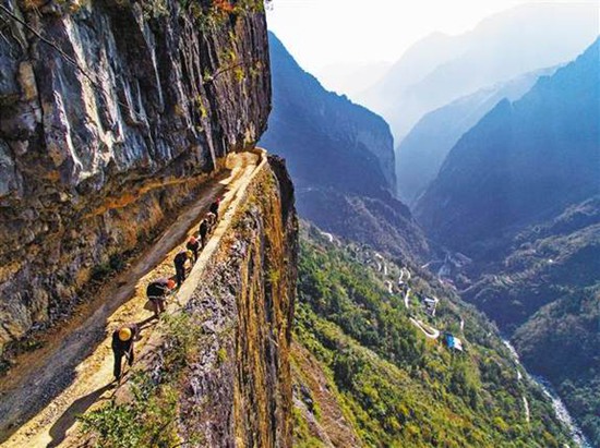 【领航新征程】重庆巫溪悬崖村绝壁上凿出致富路 【领航新征程】重庆巫溪悬崖村绝壁上凿出致富路