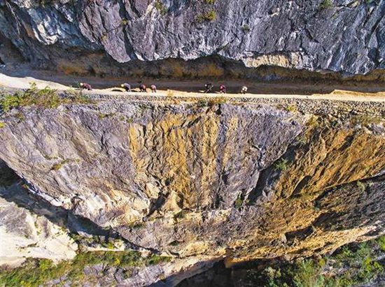 【领航新征程】重庆巫溪悬崖村绝壁上凿出致富路 【领航新征程】重庆巫溪悬崖村绝壁上凿出致富路