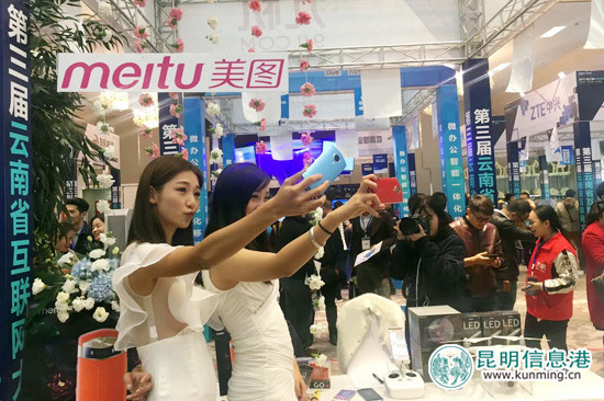 现场模特展示美图手机。