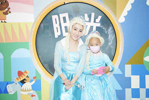 马苏现身儿童医院 化身艾莎公主圆梦病童  