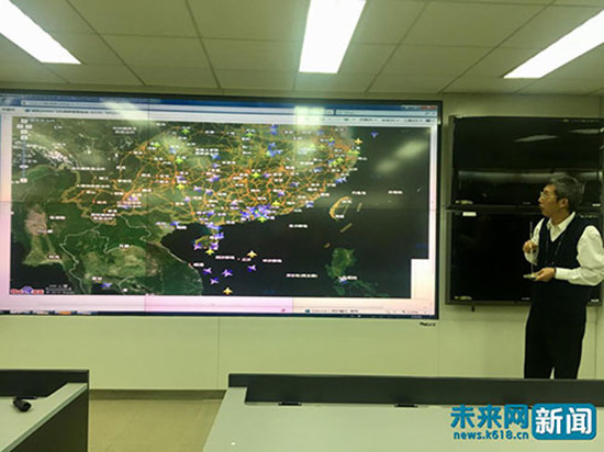 南航机务维修控制中心相关负责人在介绍中心情况。记者程婷/摄 南航机务维修控制中心相关负责人在介绍中心情况。记者程婷/摄