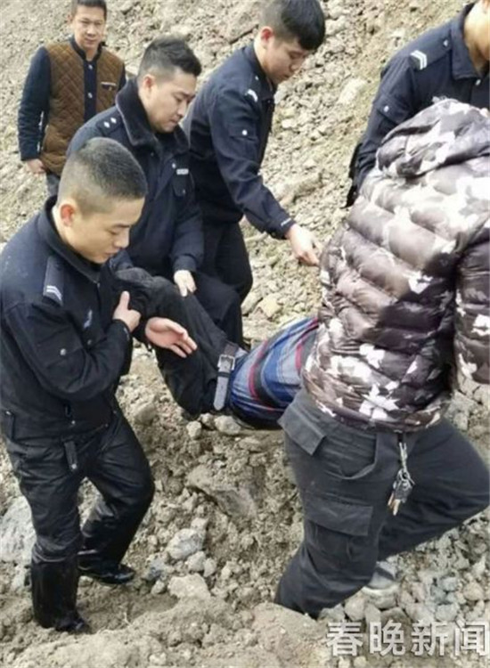 “绝望”老汉冬日跳河轻生 盐津两辅警忙跳水救人 “绝望”老汉冬日跳河轻生 盐津两辅警忙跳水救人