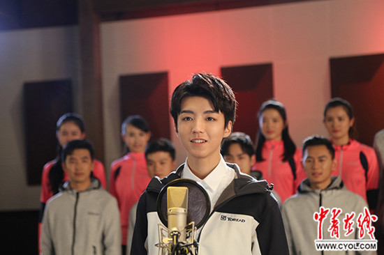 王俊凯关晓彤刘美麟等百所高校学生共唱《中国梦》 王俊凯关晓彤刘美麟等百所高校学生共唱《中国梦》