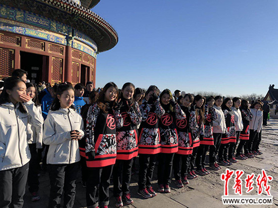 王俊凯关晓彤刘美麟等百所高校学生共唱《中国梦》 王俊凯关晓彤刘美麟等百所高校学生共唱《中国梦》