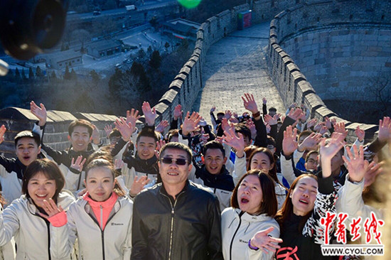 王俊凯关晓彤刘美麟等百所高校学生共唱《中国梦》 王俊凯关晓彤刘美麟等百所高校学生共唱《中国梦》