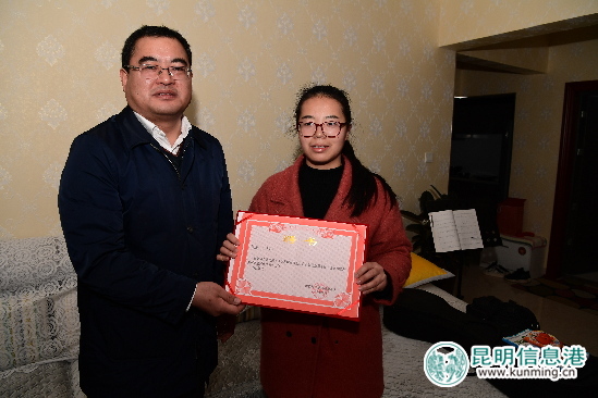 为辅助调查员颁发聘书。