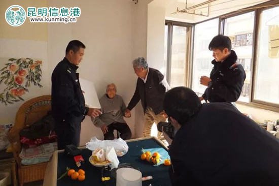 民警登门为百岁老人办理二代身份证 民警登门为百岁老人办理二代身份证