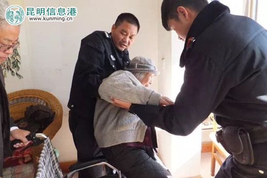 民警登门为百岁老人办理二代身份证 民警登门为百岁老人办理二代身份证