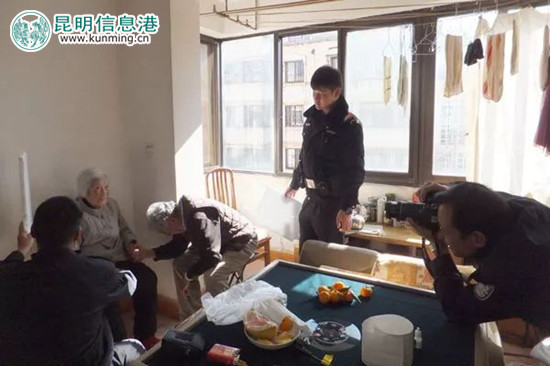 民警登门为百岁老人办理二代身份证 民警登门为百岁老人办理二代身份证