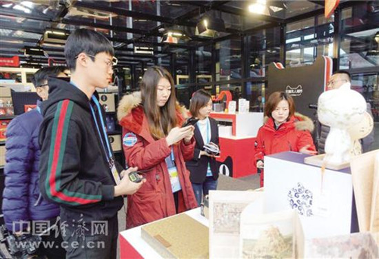 观众在“无人超市”中选购商品。经济日报记者陈静/摄 