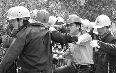 彭克昌(中)生前在防汛抗灾中冲锋在前。余平华摄/光明图片 彭克昌(中)生前在防汛抗灾中冲锋在前。余平华摄/光明图片