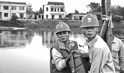在2016年华容新华垸溃堤抢险中,“电骆驼”上演“生死救援”。 在2016年华容新华垸溃堤抢险中,“电骆驼”上演“生死救援”。