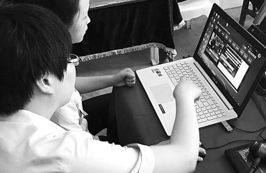     “背包上的智慧法院”积极适应互联网时代的办案要求。图为2017年6月26日，重庆市云阳县法院第六人民法庭通过“移动数字法庭”在龙角镇新立村巡回审理一起农村赡养纠纷案。