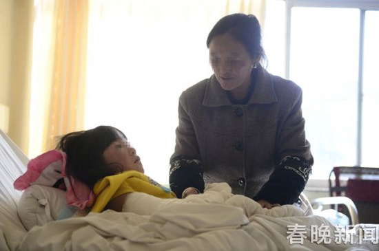 身患小儿麻痹小女孩小洁烧伤追踪