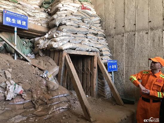 队长文舟讲解救援方法,右下角为人工打通的小导坑通道(模型) 队长文舟讲解救援方法,右下角为人工打通的小导坑通道(模型)