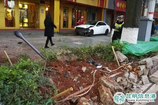 奔驰轿车清晨“飞越”绿化带 肇事司机找人顶包被识破