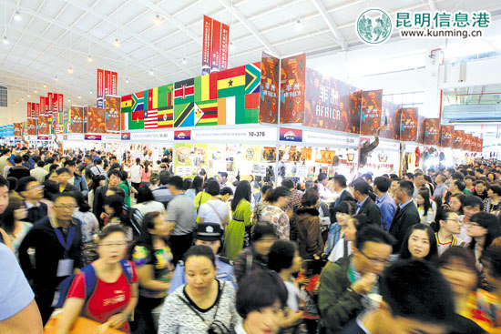 商洽会期间，各国展位前都挤满了观展的市民。