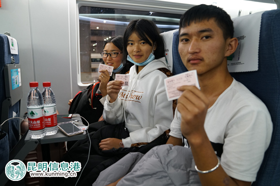 461名学生顺利踏上动车。