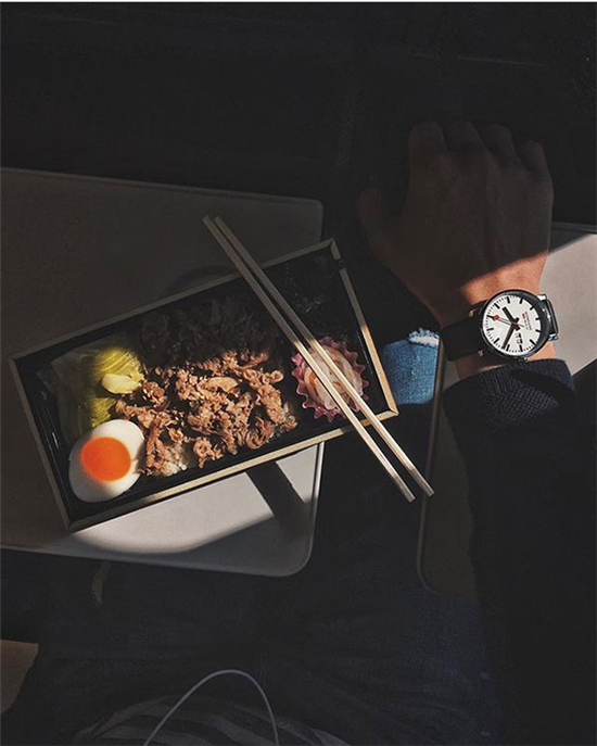 摆一摆桌面的餐具 选好构图拍出好片 摆一摆桌面的餐具 选好构图拍出好片