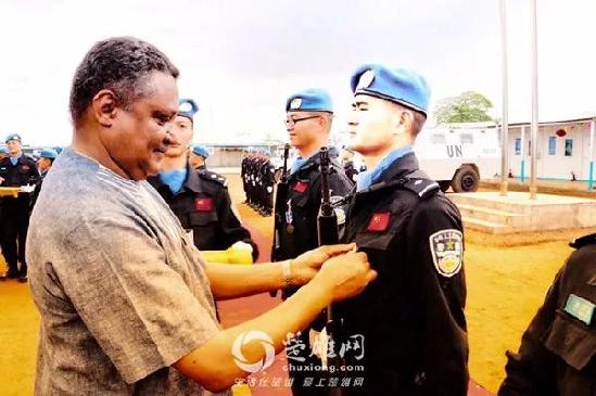 联合国秘书长副特别代表雅库伯·海罗给李波(右)授予联合国和平勋章 联合国秘书长副特别代表雅库伯·海罗给李波(右)授予联合国和平勋章