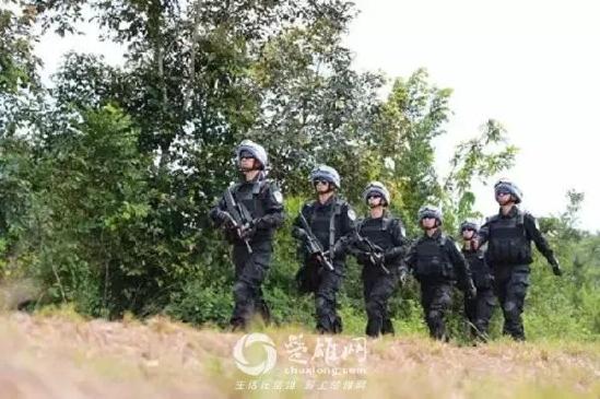 防暴队员的日常巡逻 防暴队员的日常巡逻