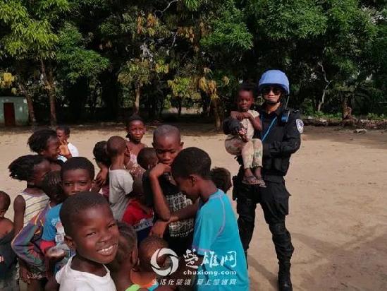 李波在利比里亚武装巡逻中与当地儿童合影 李波在利比里亚武装巡逻中与当地儿童合影