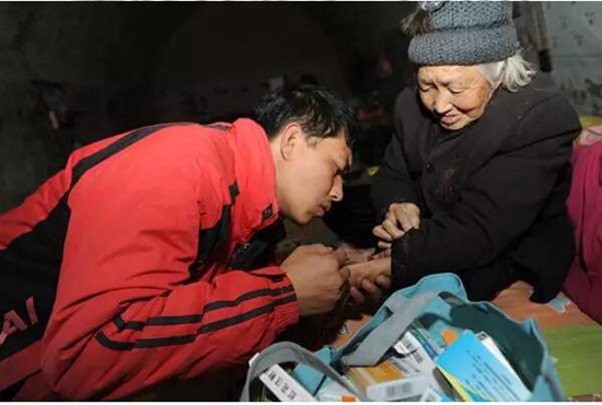 【十九大代表风采】贺星龙：行医路能绕地球10圈，这是一个赤诚村医的故事