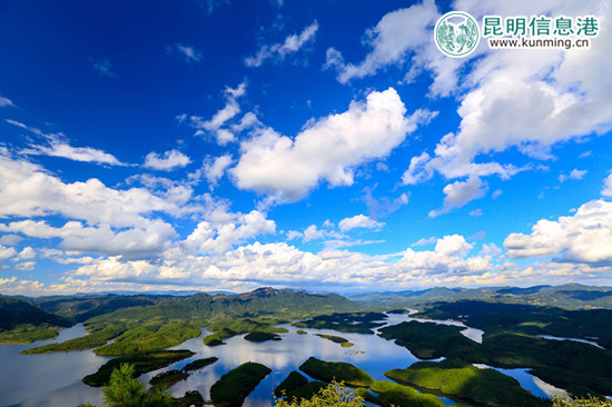 摄影类一等奖作品《水天一色》 作者：洪洁