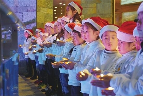 昆明连续两年文明过平安夜 环卫工人11点半下班