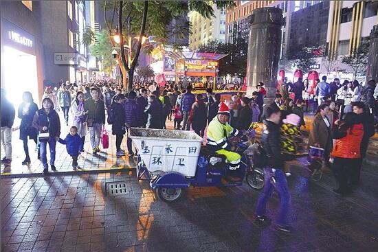 昆明连续两年文明过平安夜 环卫工人11点半下班