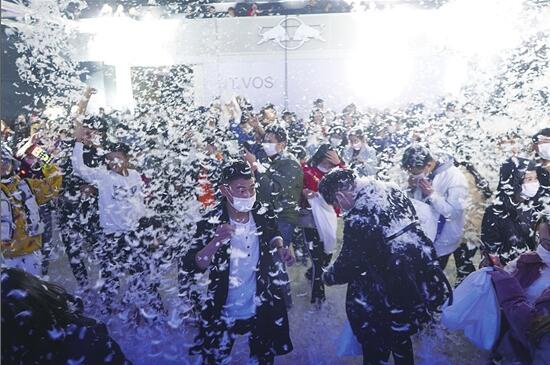 昆明连续两年文明过平安夜 环卫工人11点半下班