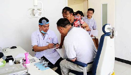 李云程在崇阳县义诊 李云程在崇阳县义诊