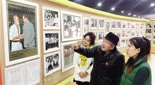 努尔丁·沙塔尔(中)向当地干部讲解历史。 努尔丁·沙塔尔(中)向当地干部讲解历史。