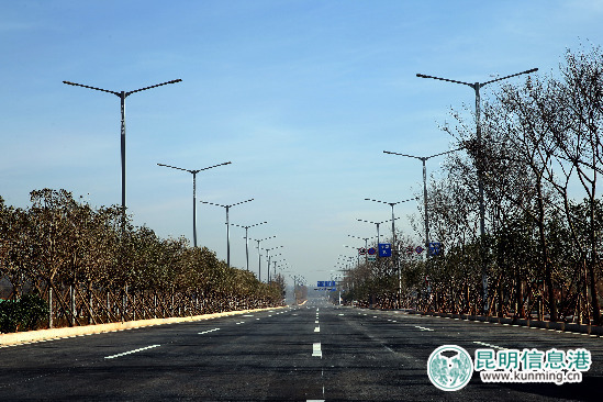 空港大道中段通车后,将与即将通车的哨关路、嵩昆路相接,承担起滇中新区东片区和机场、空港、大板桥等板块的快速交通联系。 空港大道中段通车后,将与即将通车的哨关路、嵩昆路相接,承担起滇中新区东片区和机场、空港、大板桥等板块的快速交通联系。