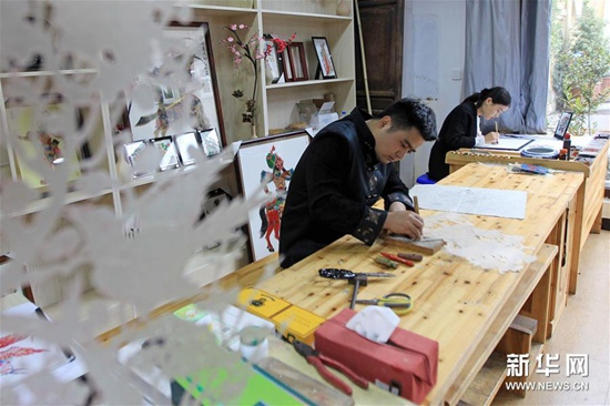 云南腾冲:古老皮影在逆境中复兴 云南腾冲:古老皮影在逆境中复兴