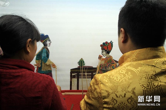 云南腾冲:古老皮影在逆境中复兴 云南腾冲:古老皮影在逆境中复兴