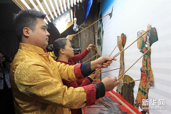 云南腾冲:古老皮影在逆境中复兴 云南腾冲:古老皮影在逆境中复兴