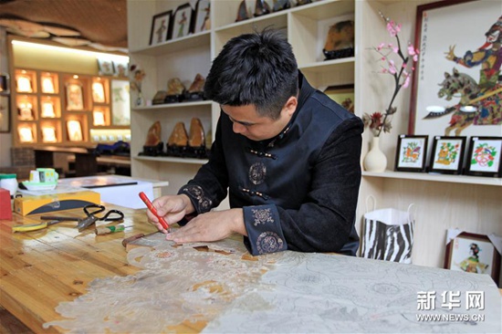 云南腾冲:古老皮影在逆境中复兴 云南腾冲:古老皮影在逆境中复兴