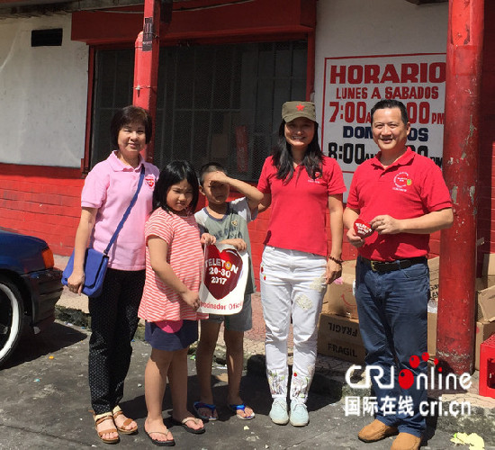 张雪云(右二)在2017年11月和花县同乡会侨务组成员一起上街募捐慈善公益活动,与热心华裔侨胞合影(受访者供图) 张雪云(右二)在2017年11月和花县同乡会侨务组成员一起上街募捐慈善公益活动,与热心华裔侨胞合影(受访者供图)