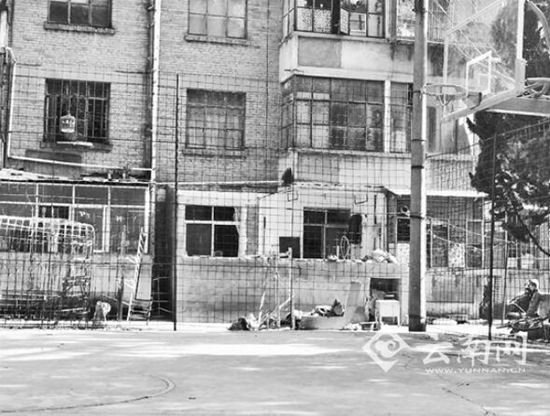 昆明啤酒厂生活区扩建阳台修院子 消防通道无处寻