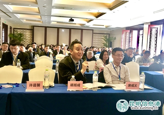 北京风尚天成文化发展有限公司董事长胡旭成与嘉宾互动。