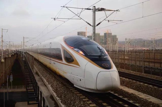 世界最快高铁“复兴号”昆明首秀 Wifi全覆盖