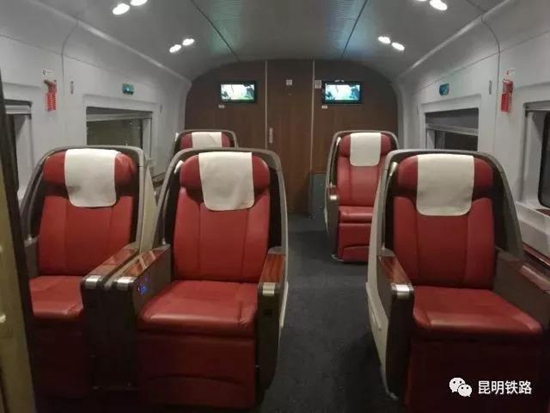 世界最快高铁“复兴号”昆明首秀 Wifi全覆盖